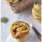 Muffin-sajakesed päikesekuivatatud tomatite ja siiruviirulise võiga