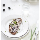 Männiriisikate salat rukkileival