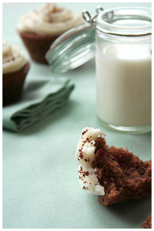 Šokolaadi-mustsõstra cupcake