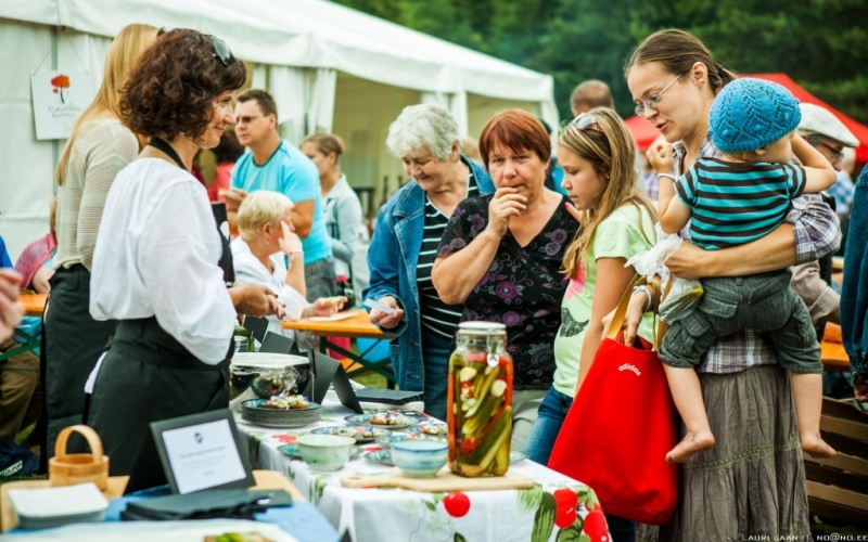 D-kokaraamatu kohvik Hapukurgifestivalil Pärnumaal