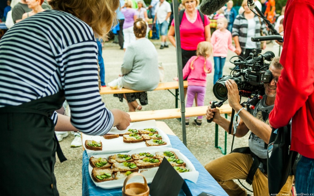 D-kokaraamatu kohvik Hapukurgifestivalil Pärnumaal